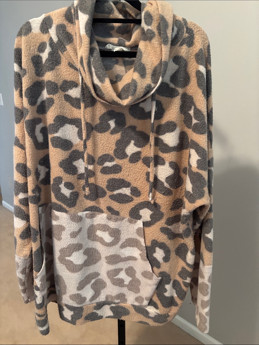 CHEETAH FLEECE NECK SWEATSHIRT